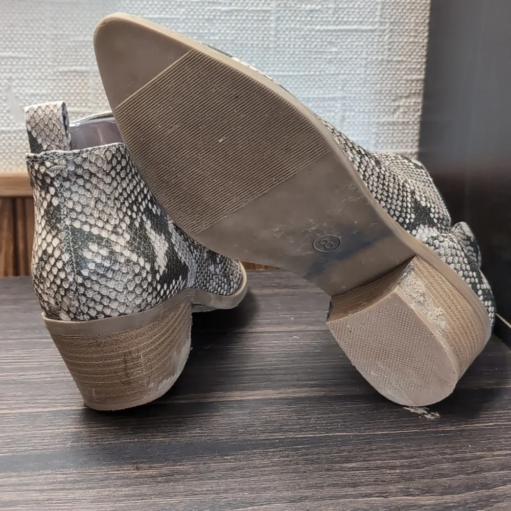 Universal Thread Faux Snakeskin Pointed Chelsea Bootie Size 8
